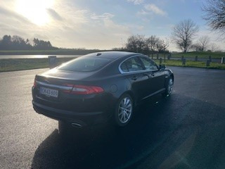 Sort Jaguar XF fra 2012