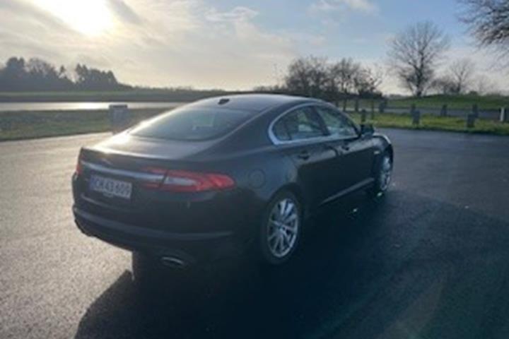 Sort Jaguar XF fra 2012