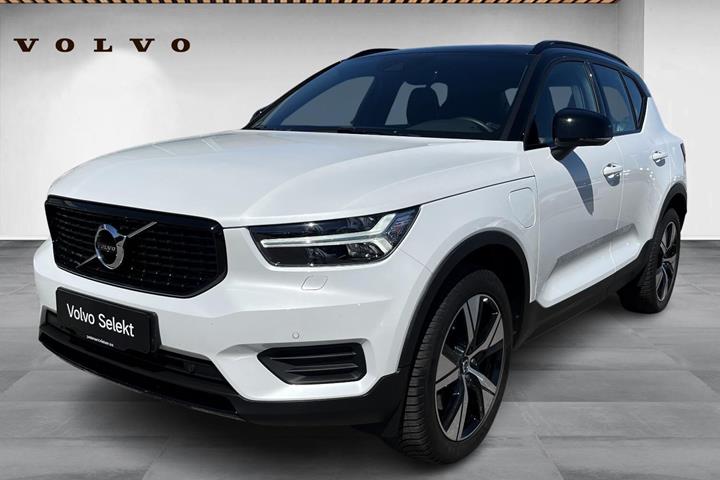 Hvid Volvo XC40 fra 2022 set udefra