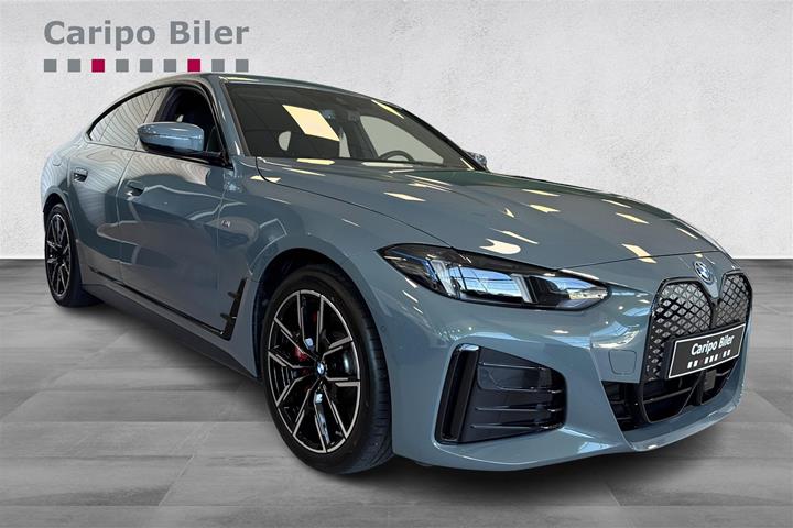 Grøn BMW i4 fra 2026 set udefra
