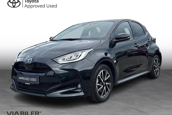 Sort Toyota Yaris fra 2025 set udefra