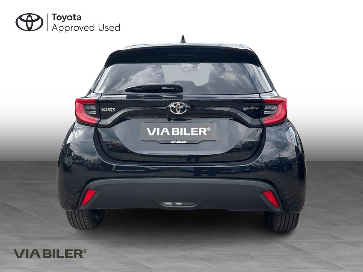 Sort Toyota Yaris fra 2025