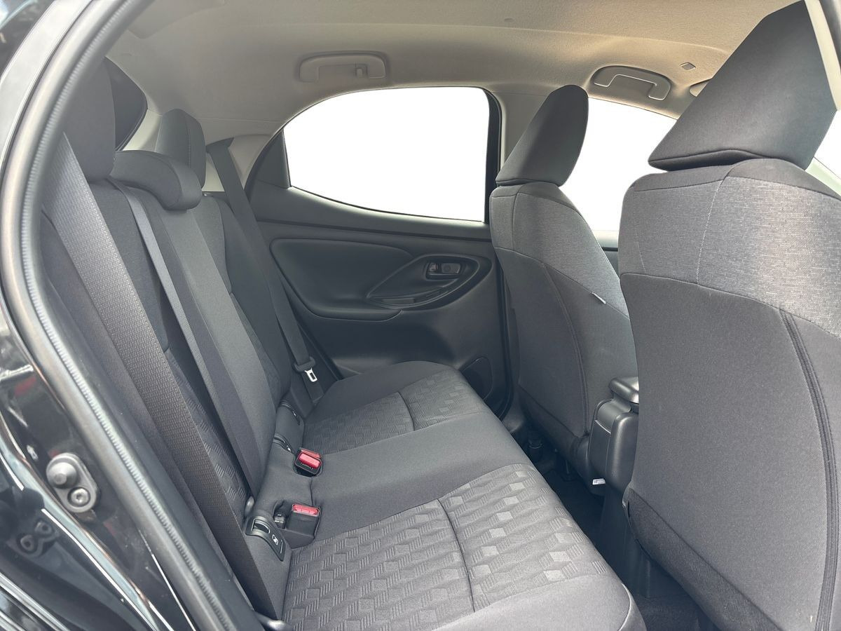 Sort Toyota Yaris fra 2025