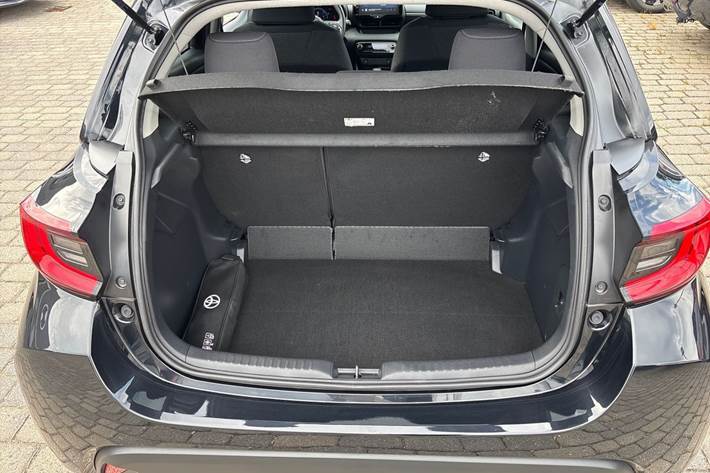 Sort Toyota Yaris fra 2025