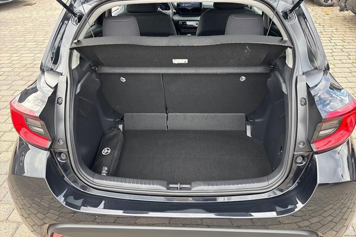 Sort Toyota Yaris fra 2025