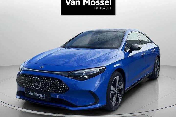 Blå Mercedes CLA250+ fra 2025 set udefra