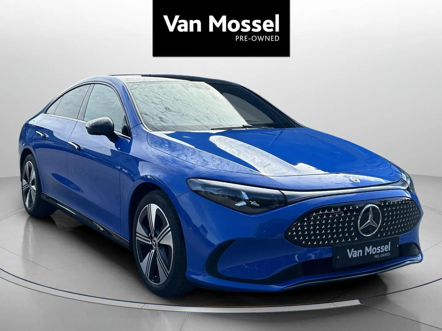 Blå Mercedes CLA250+ fra 2025