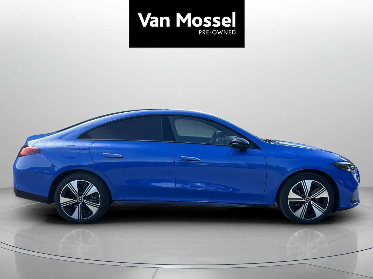 Blå Mercedes CLA250+ fra 2025