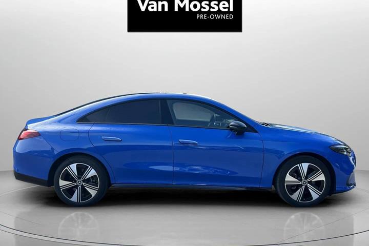 Blå Mercedes CLA250+ fra 2025