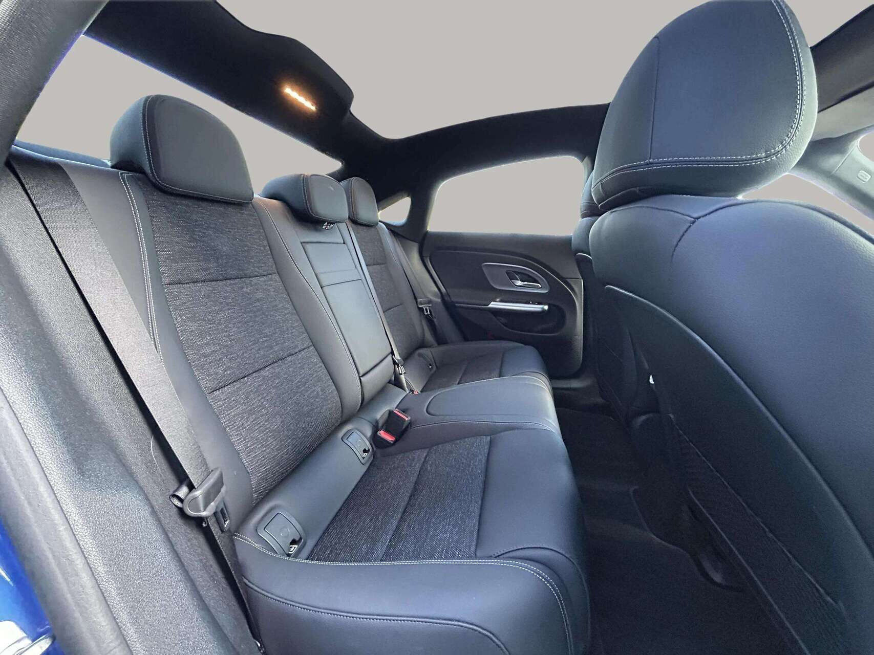 Blå Mercedes CLA250+ fra 2025