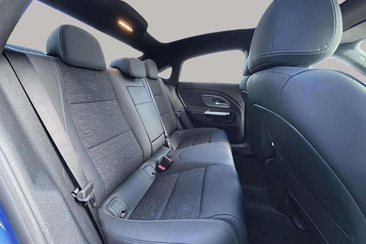 Blå Mercedes CLA250+ fra 2025
