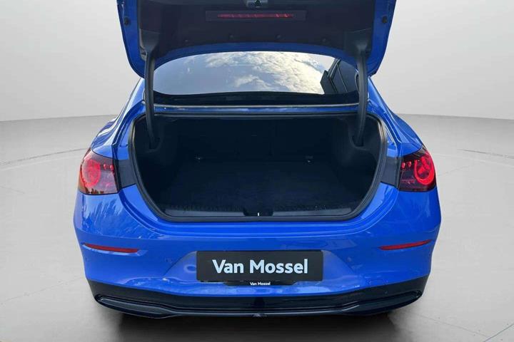 Blå Mercedes CLA250+ fra 2025