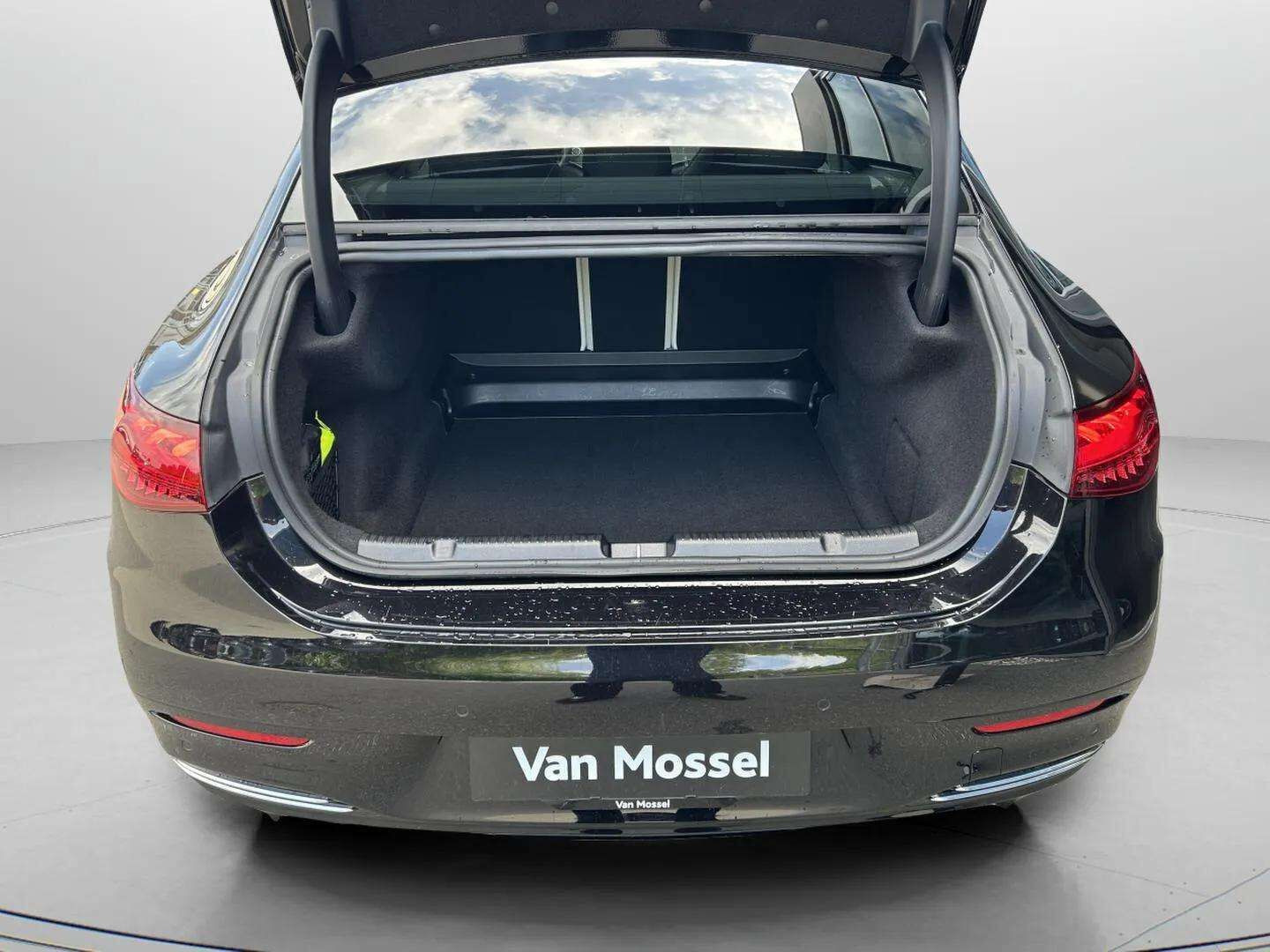 Sort Mercedes EQE 350+ fra 2025