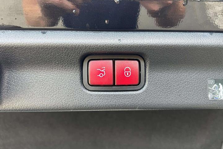 Sort Mercedes EQE 350+ fra 2025