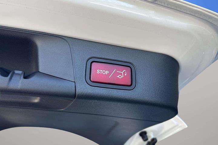 Hvid Mercedes EQB 250+ fra 2025