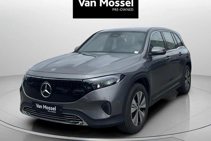 Grå Mercedes EQB 250+ fra 2025 set udefra