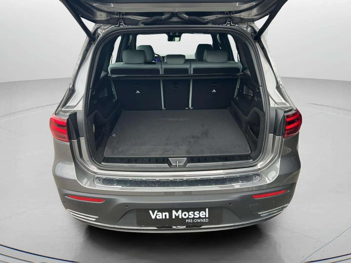 Grå Mercedes EQB 250+ fra 2025