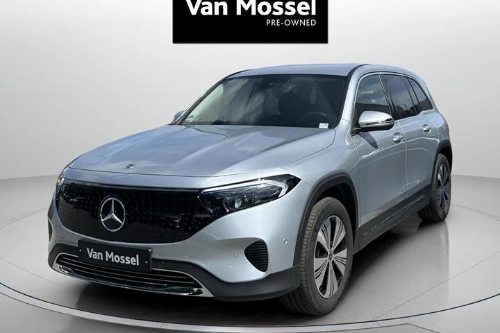 Sølv Mercedes EQB 250+ fra 2025 set udefra