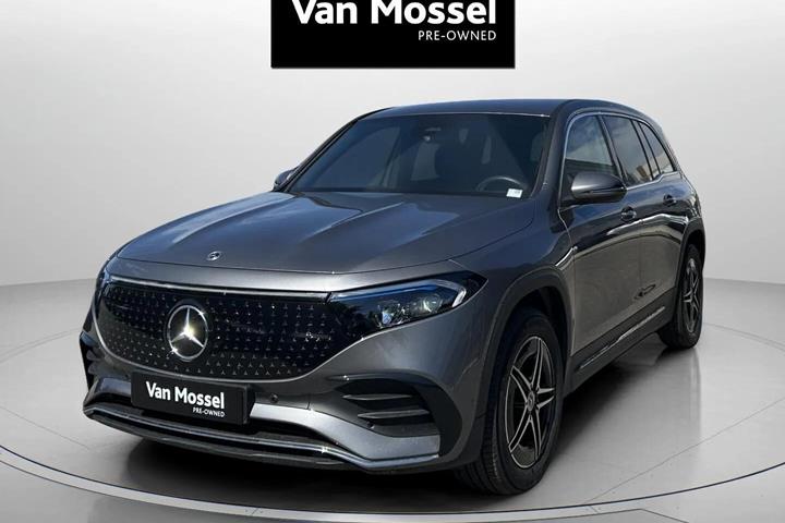 Grå Mercedes EQB 250+ fra 2025 set udefra
