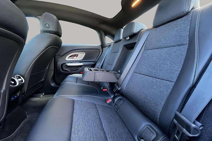 Sort Mercedes CLA250+ fra 2025