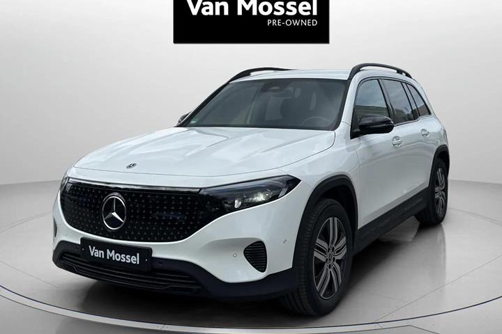Hvid Mercedes EQB 250+ fra 2025 set udefra