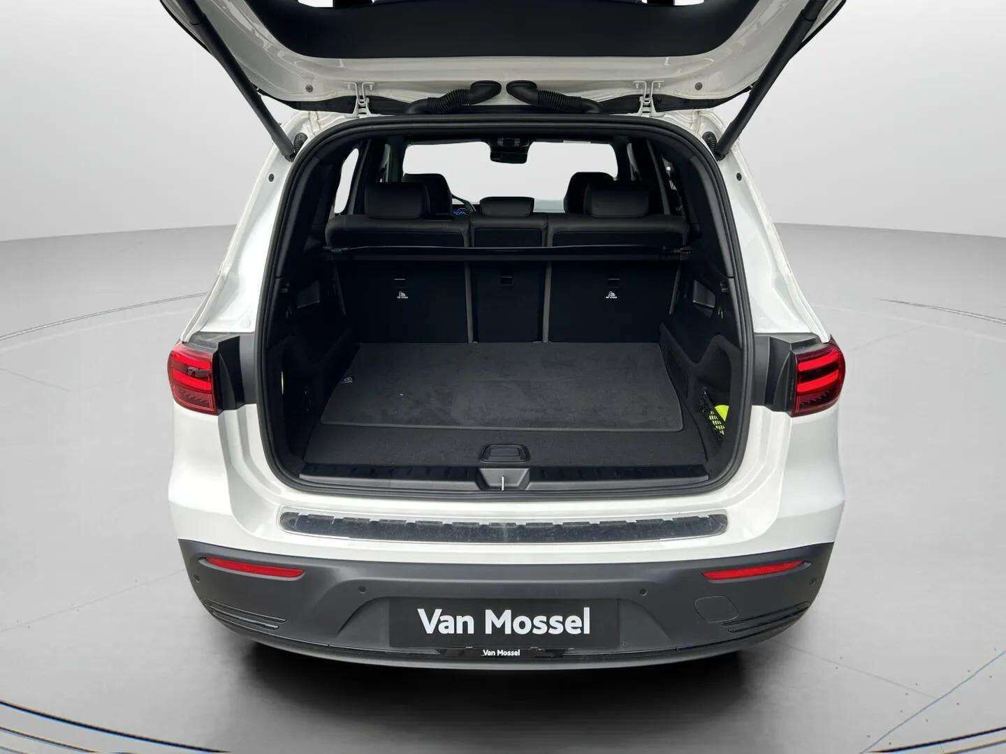 Hvid Mercedes EQB 250+ fra 2025