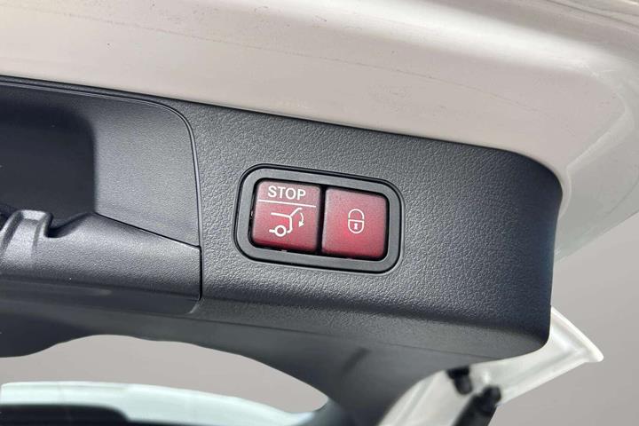 Hvid Mercedes EQB 250+ fra 2025