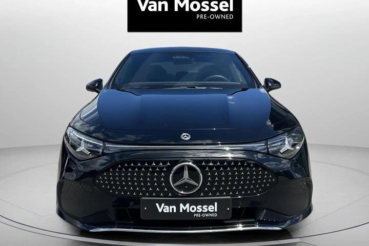 Sort Mercedes CLA250+ fra 2025 set udefra