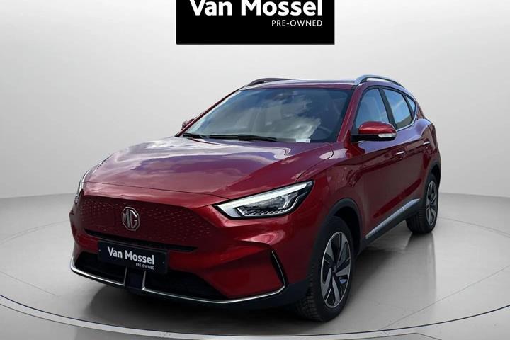 Rød MG ZS EV fra 2023 set udefra