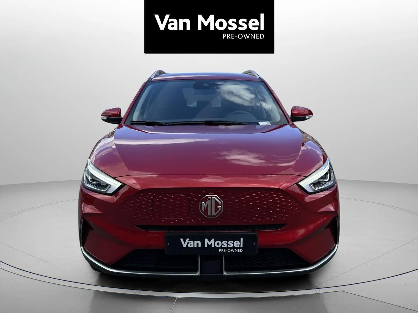 Rød MG ZS EV fra 2023 set udefra