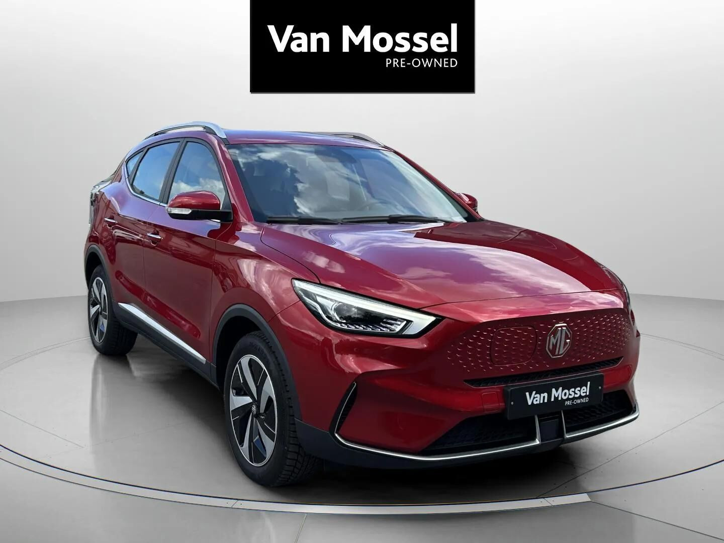 Rød MG ZS EV fra 2023 set udefra