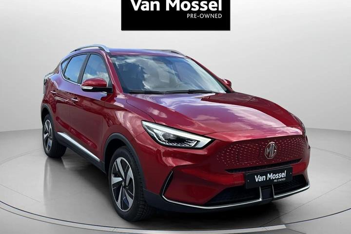 Rød MG ZS EV fra 2023 set udefra