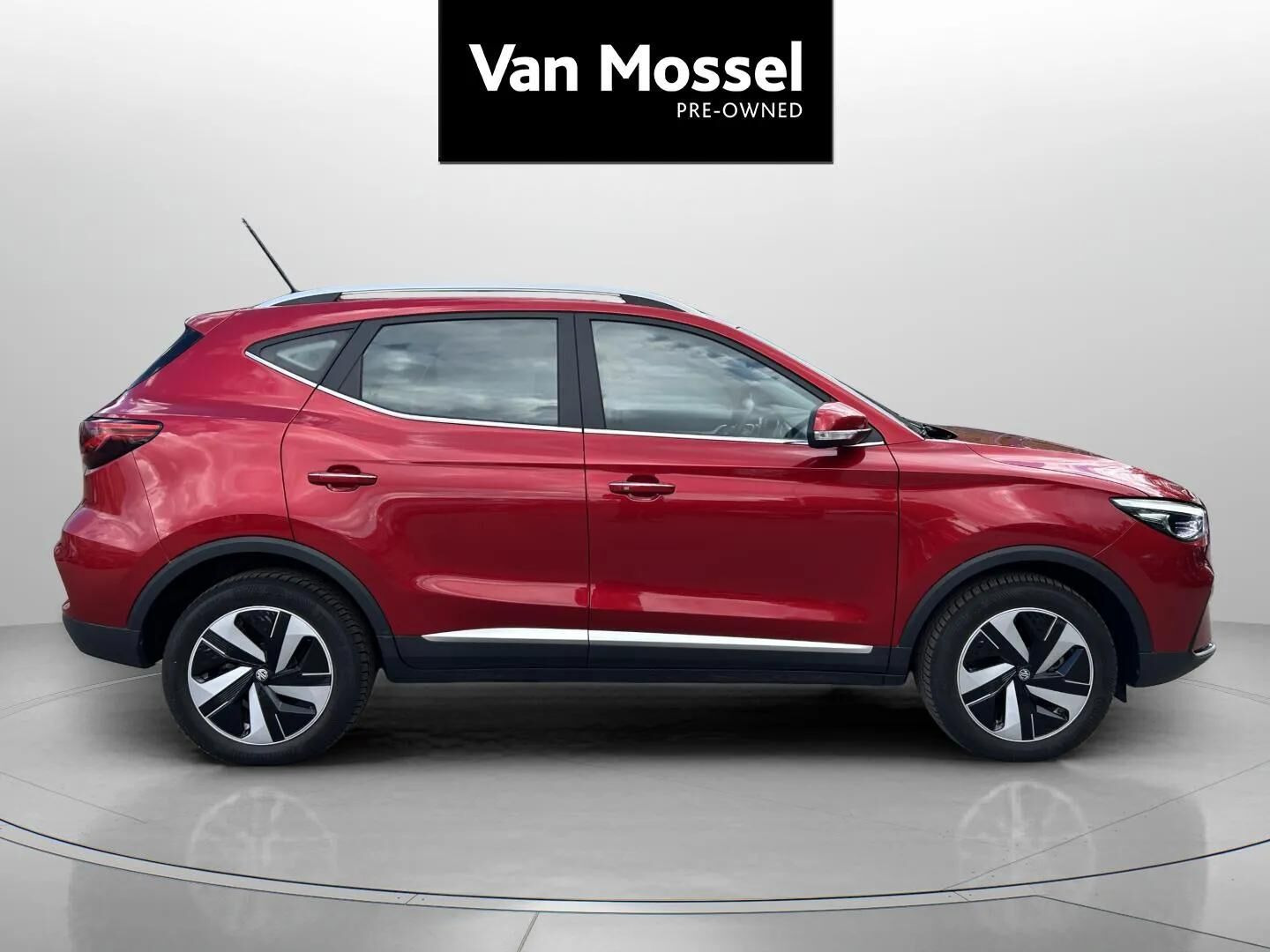 Rød MG ZS EV fra 2023 set udefra