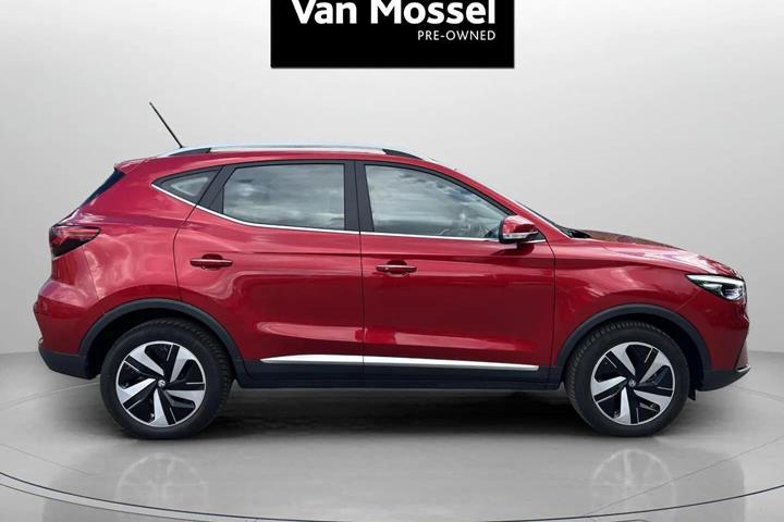 Rød MG ZS EV fra 2023 set udefra