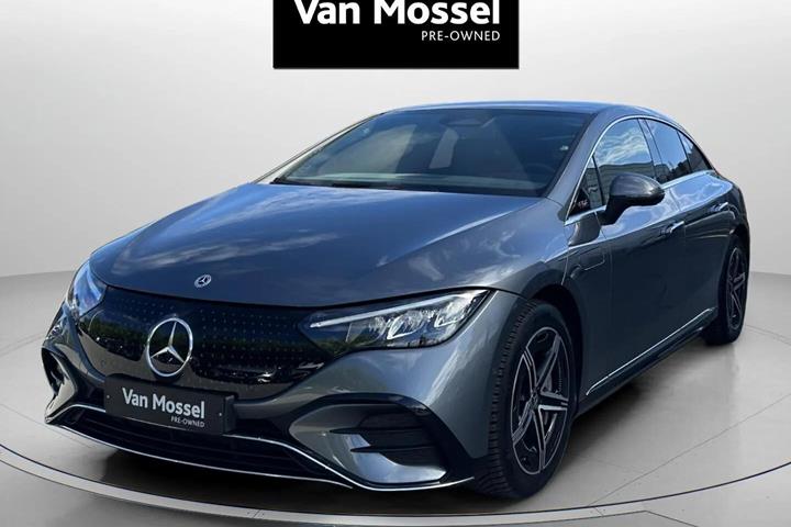 Grå Mercedes EQE 350 fra 2023 set udefra