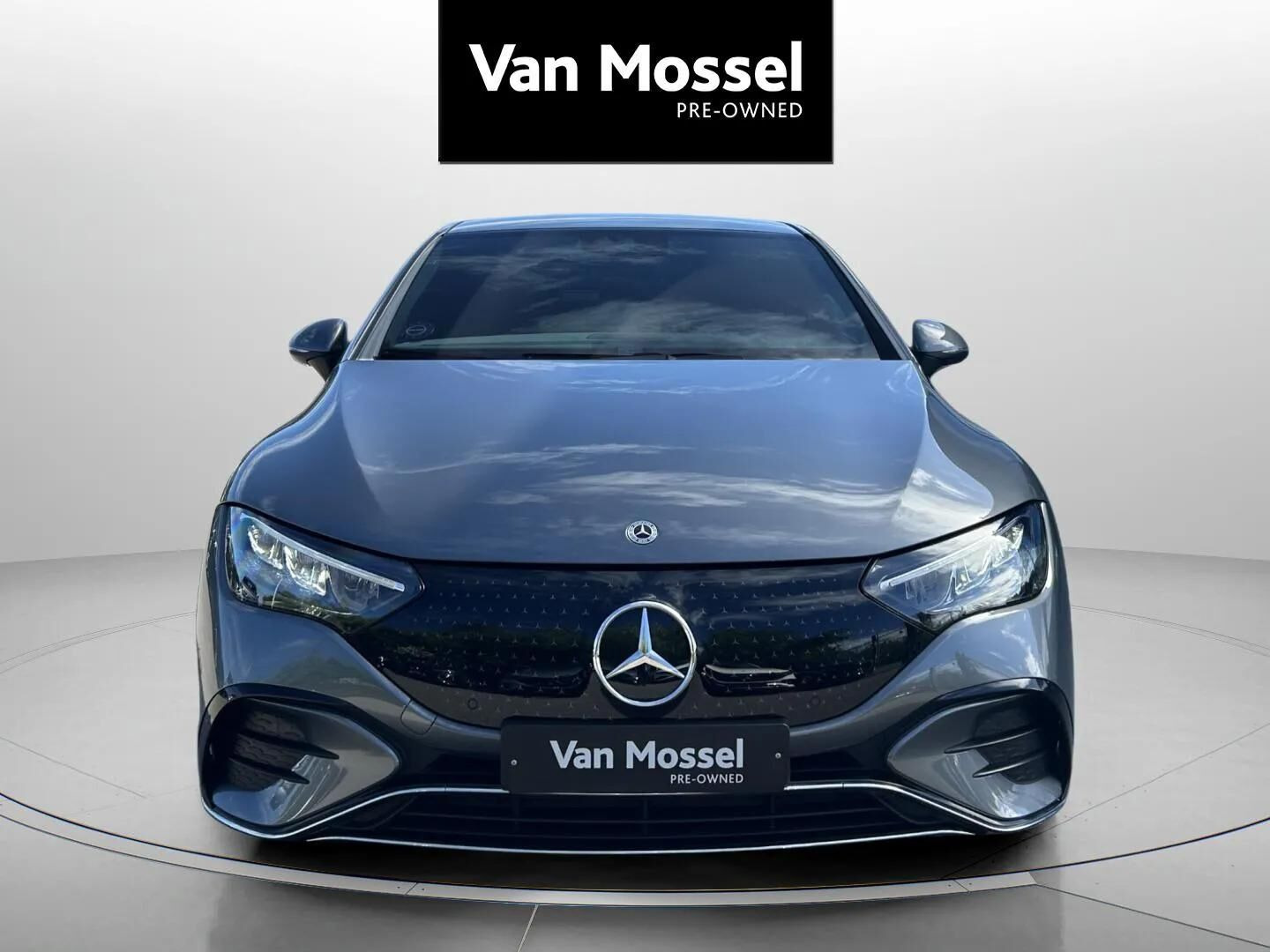 Grå Mercedes EQE 350 fra 2023