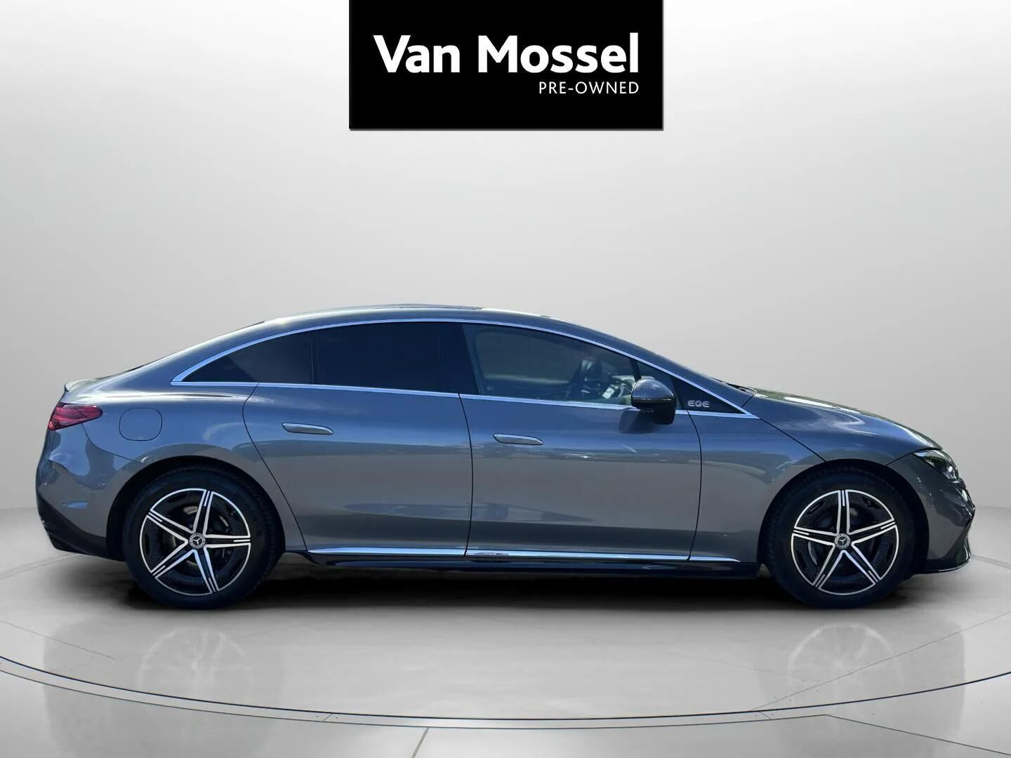 Grå Mercedes EQE 350 fra 2023