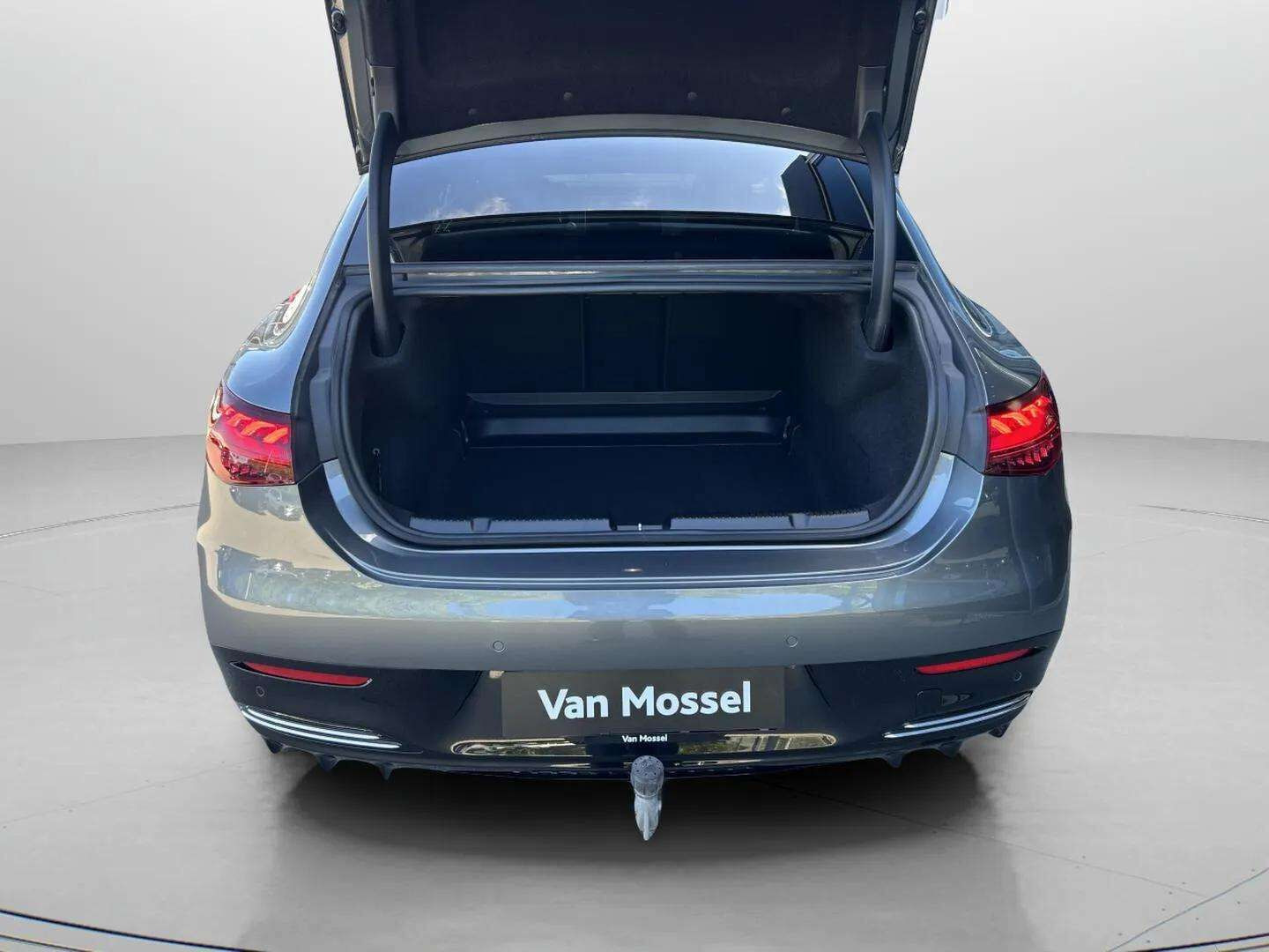 Grå Mercedes EQE 350 fra 2023