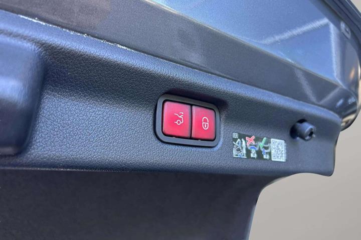 Grå Mercedes EQE 350 fra 2023