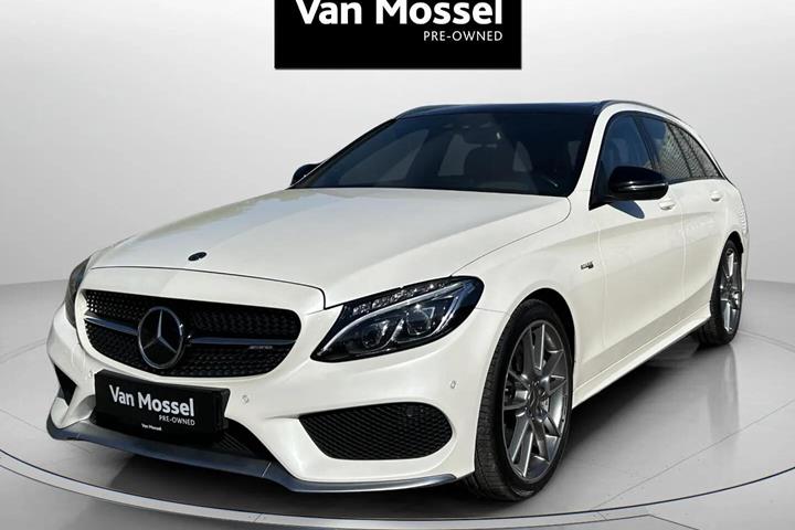 Hvid Mercedes C43 AMG fra 2017 set udefra