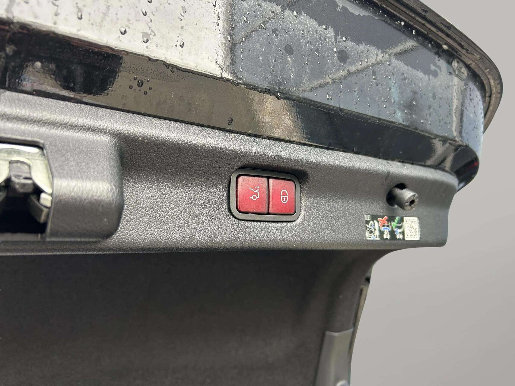 Sort Mercedes EQE 350+ fra 2025