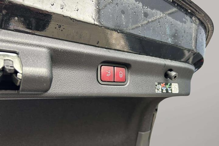 Sort Mercedes EQE 350+ fra 2025