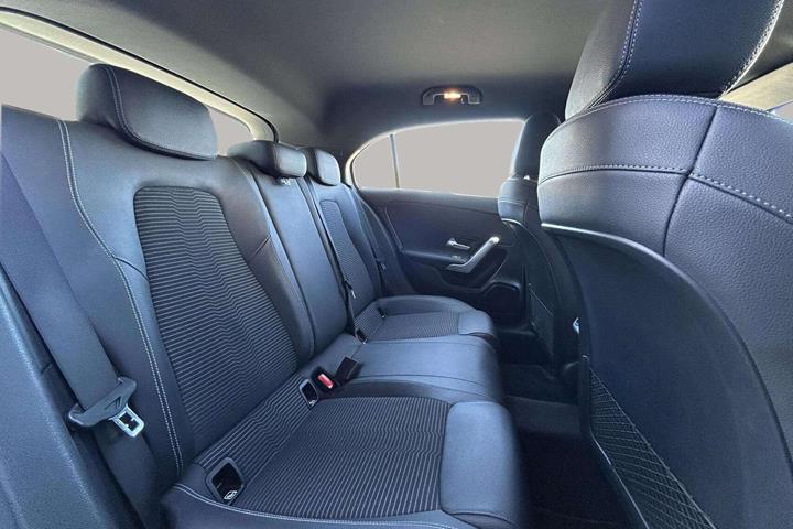 Grå Mercedes A180 d fra 2018