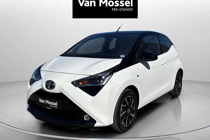 Hvid Toyota Aygo fra 2021 set udefra
