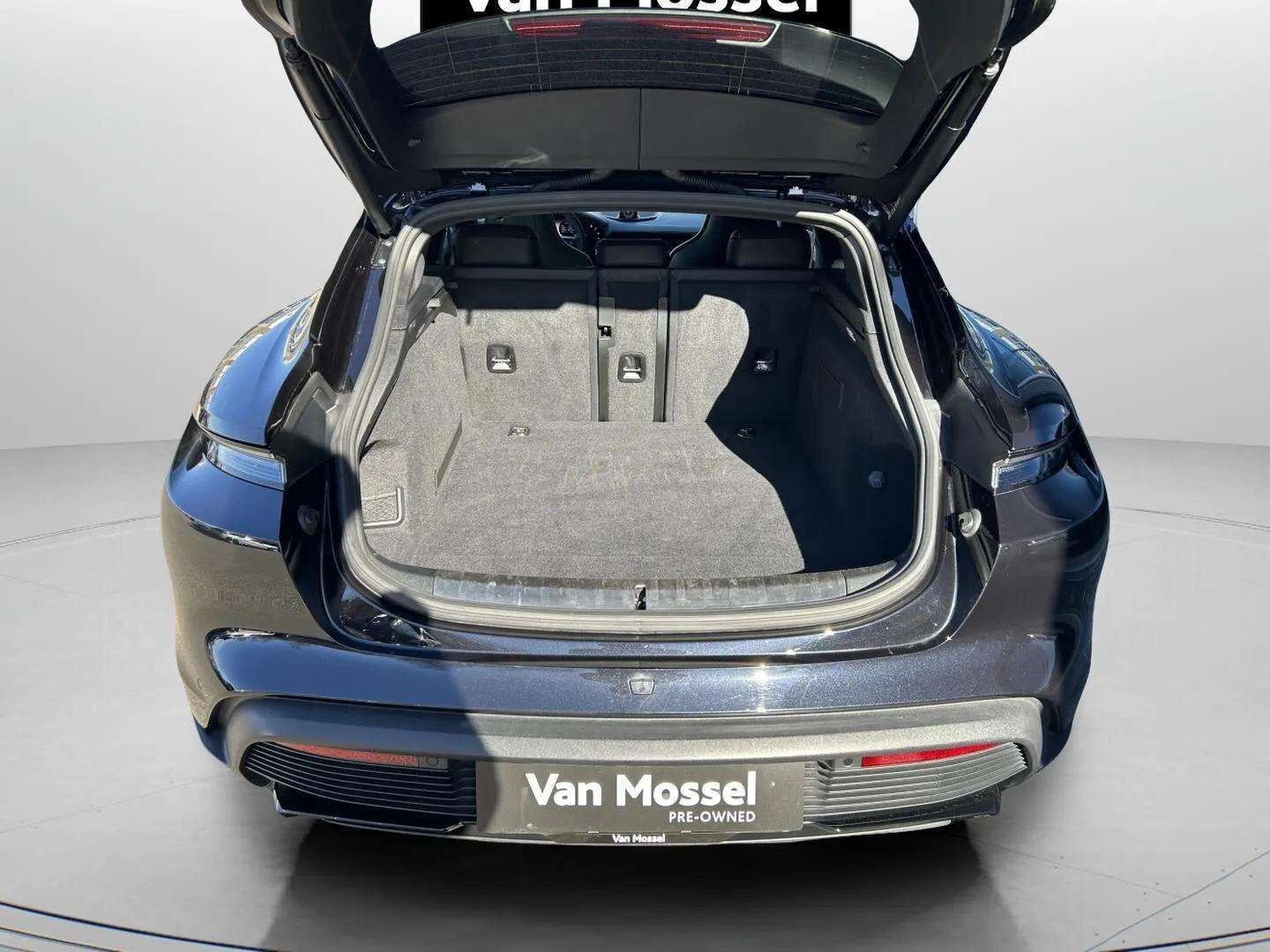 Sort Porsche Taycan fra 2022