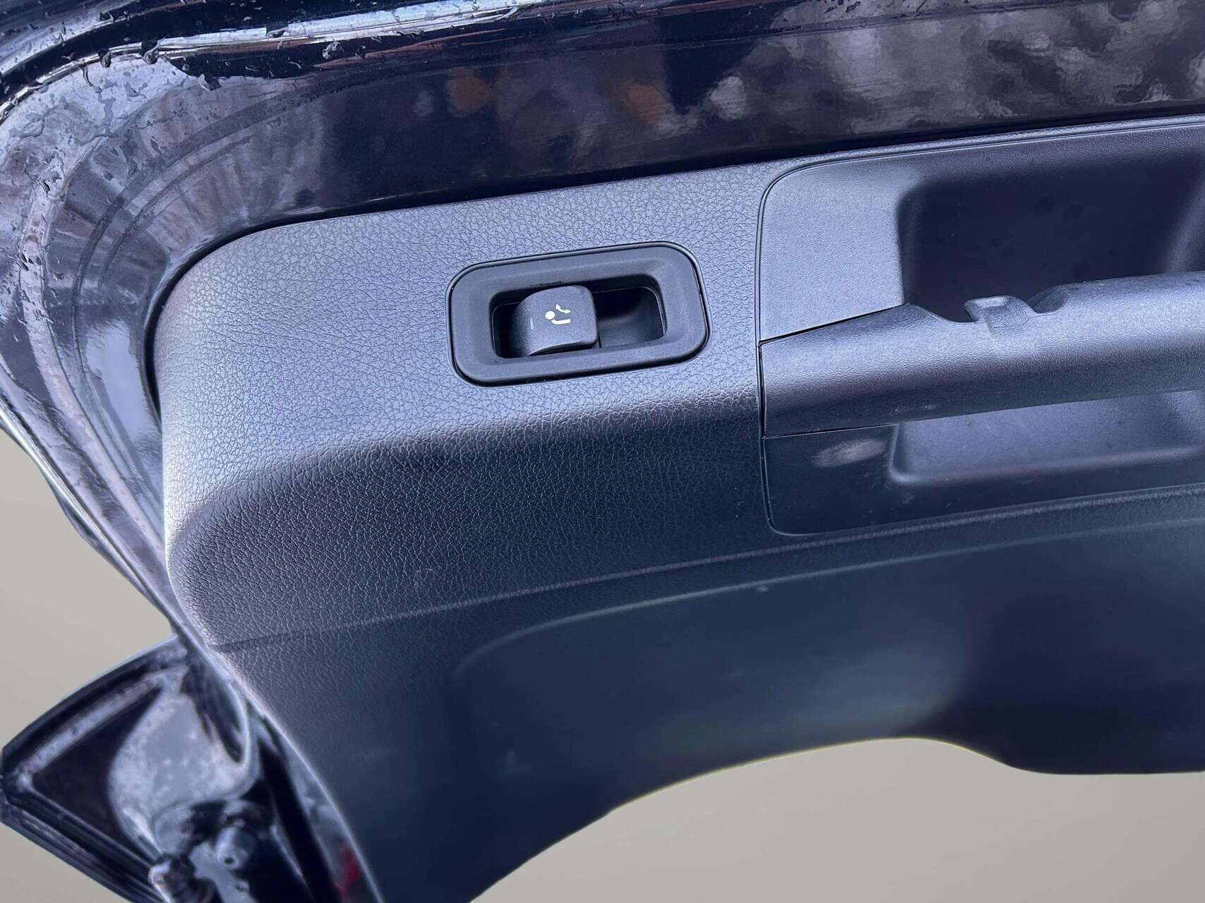 Sort Mercedes GLB200 fra 2022