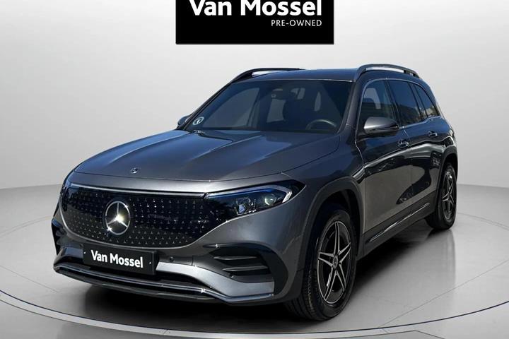 Grå Mercedes EQB 250+ fra 2025 set udefra