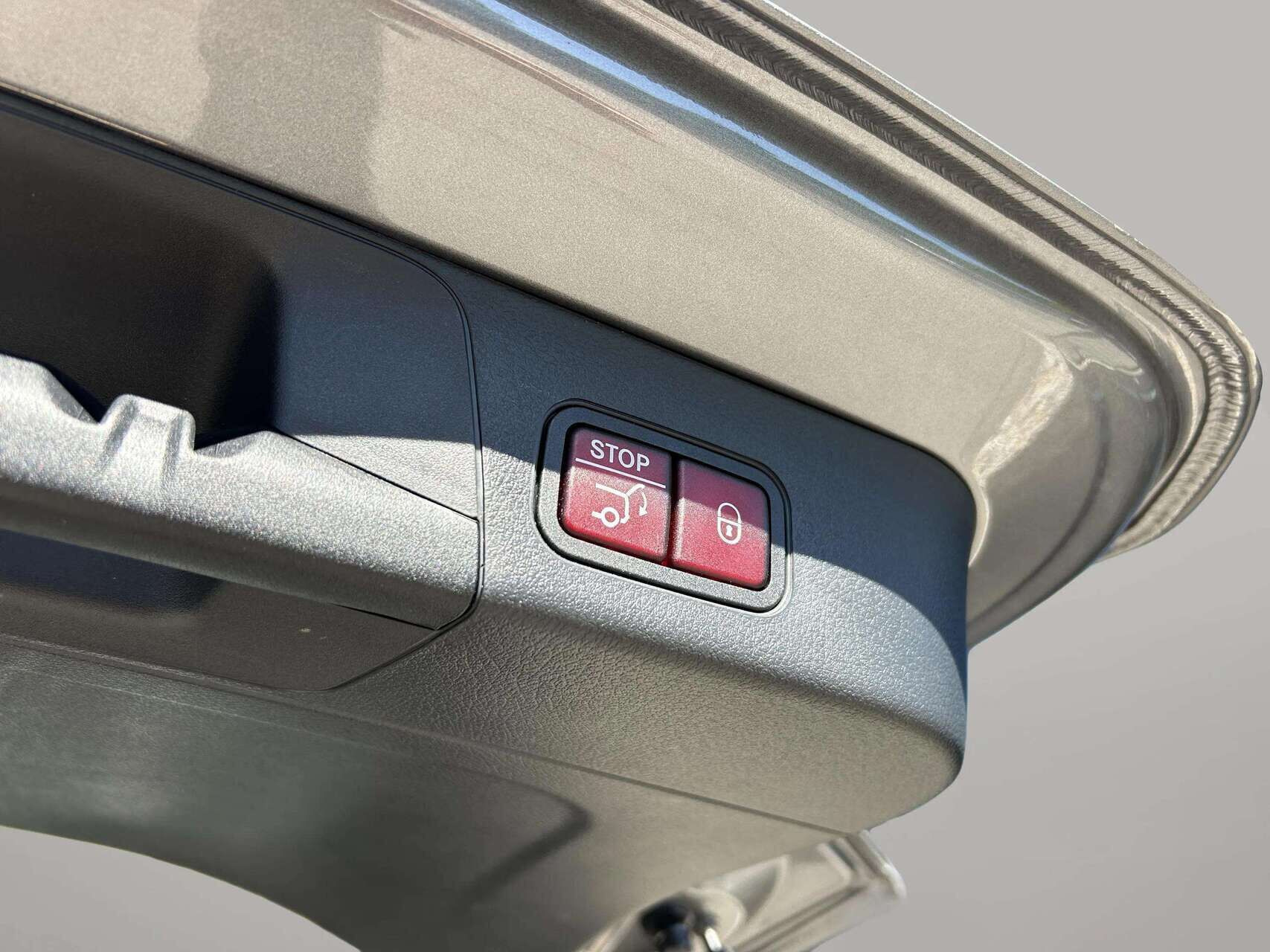Grå Mercedes EQB 250+ fra 2025