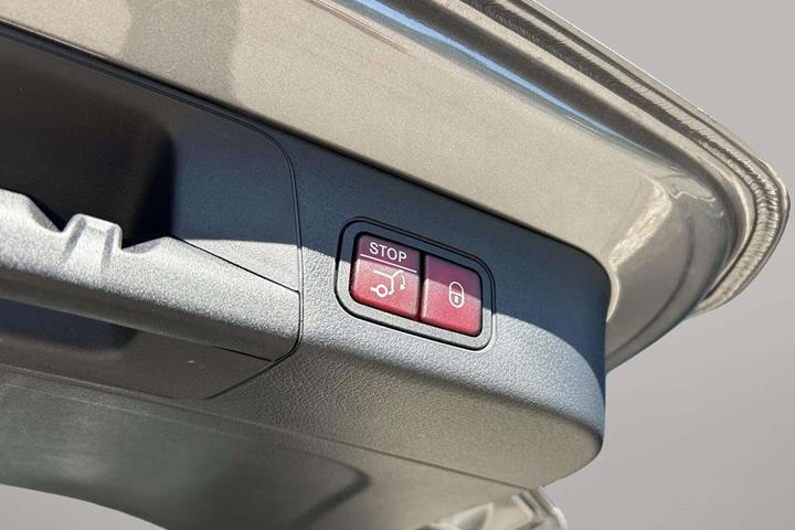 Grå Mercedes EQB 250+ fra 2025