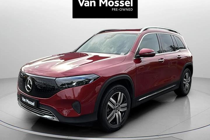Rød Mercedes EQB 300 fra 2024 set udefra